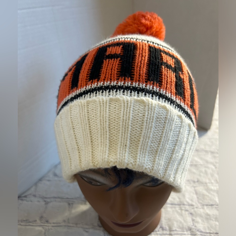 MARC JACOBS POP POM BEANIE WHITE ORANGE & BLACK LOGO SPELL OUT UNISEX SKI O/S